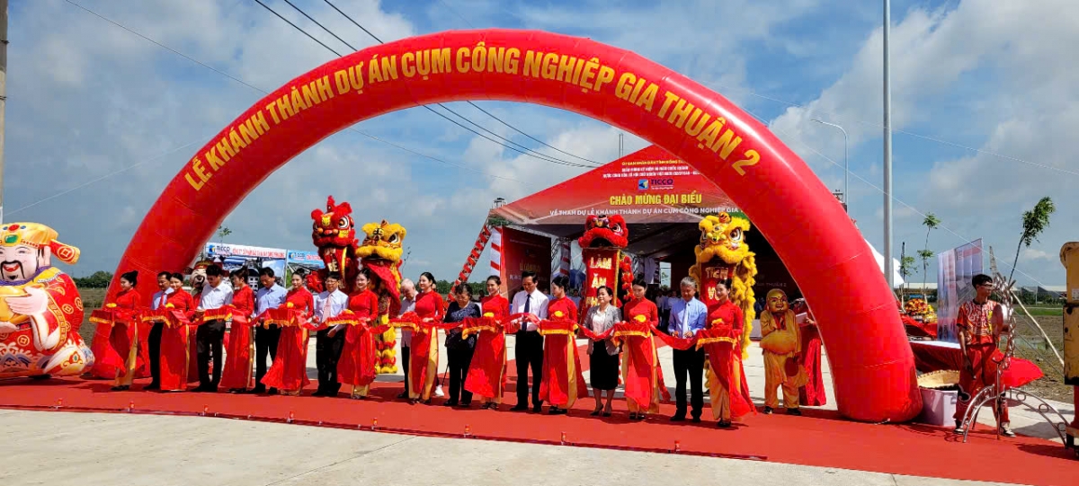 Các đại biểu thực hiện nghi thức cắt băng khánh thành dự án Cụm công nghiệp Gia Thuận 2
