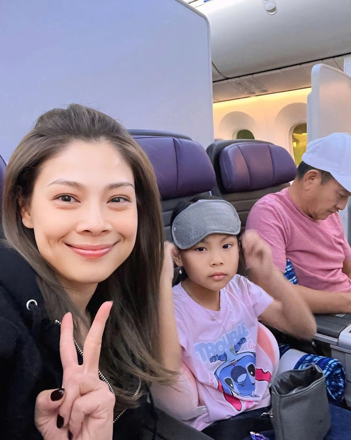 Gia đình Thanh Thảo bay sang Australia dự một giải chạy quy mô thế giới. Ông xã của ca sĩ đam mê chạy marathon, đã sưu tầm được nhiều huy chương ở môn này.