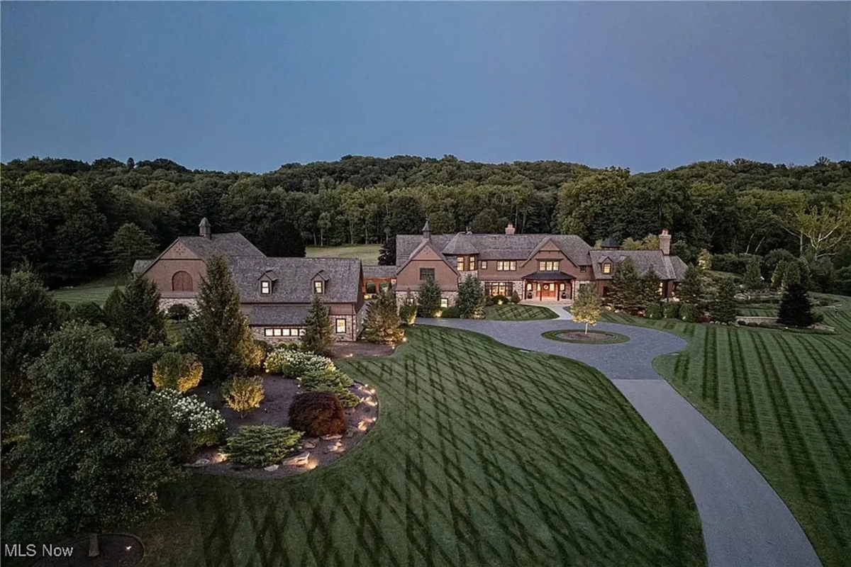 Các nguồn tin thân cận cho biết có nhiều đồn đoán rằng cặp đôi đã xem xét một biệt thự trị giá 18 triệu USD ở Hunting Valley, Ohio, Mỹ. Ảnh: Page Six/The Young Team