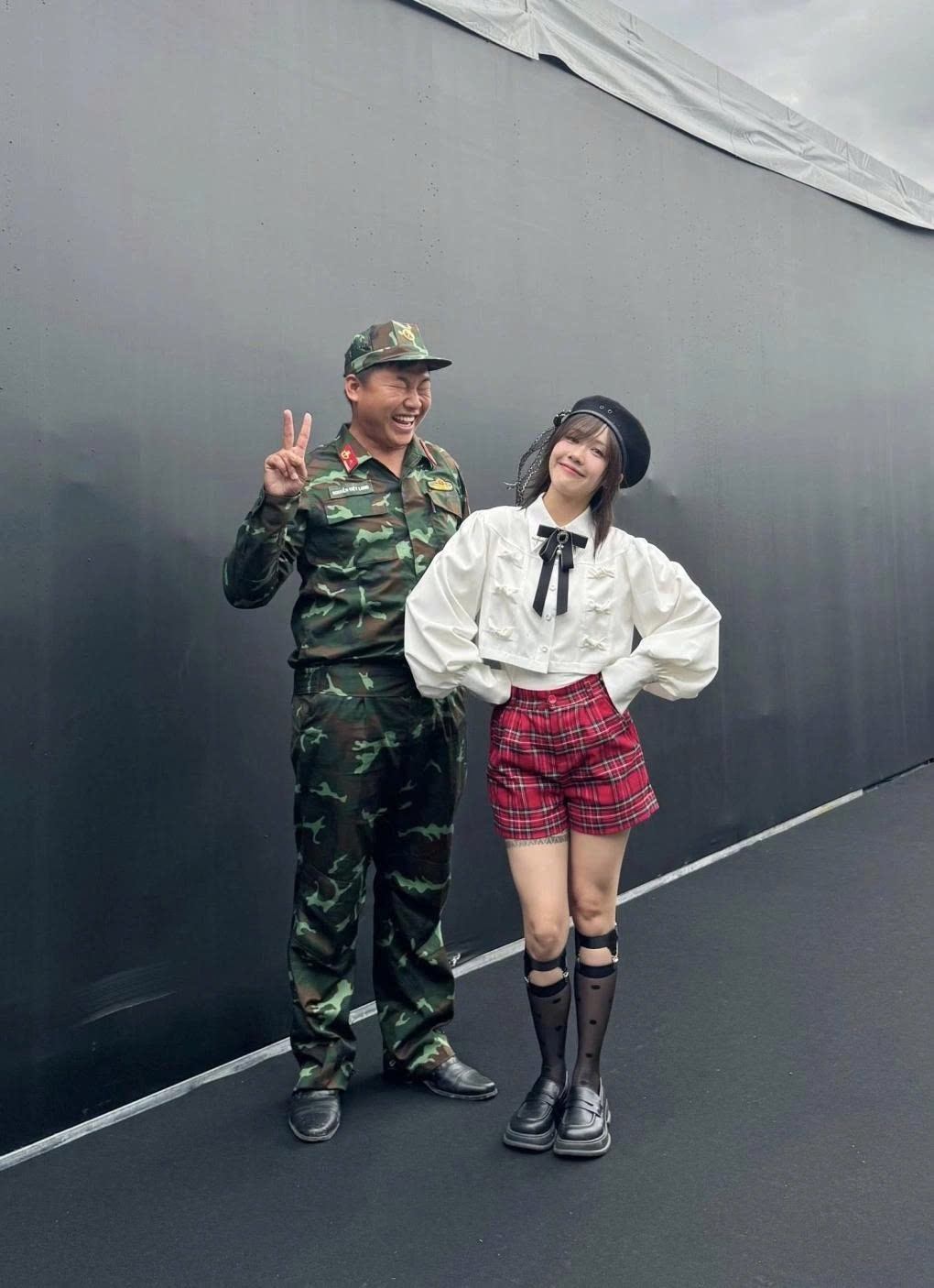 Hậu Hoàng khiến người hâm mộ thích thú khi chia sẻ khoảnh khắc hài hước bên Mũi trưởng Long của chương trình Sao nhập ngũ.