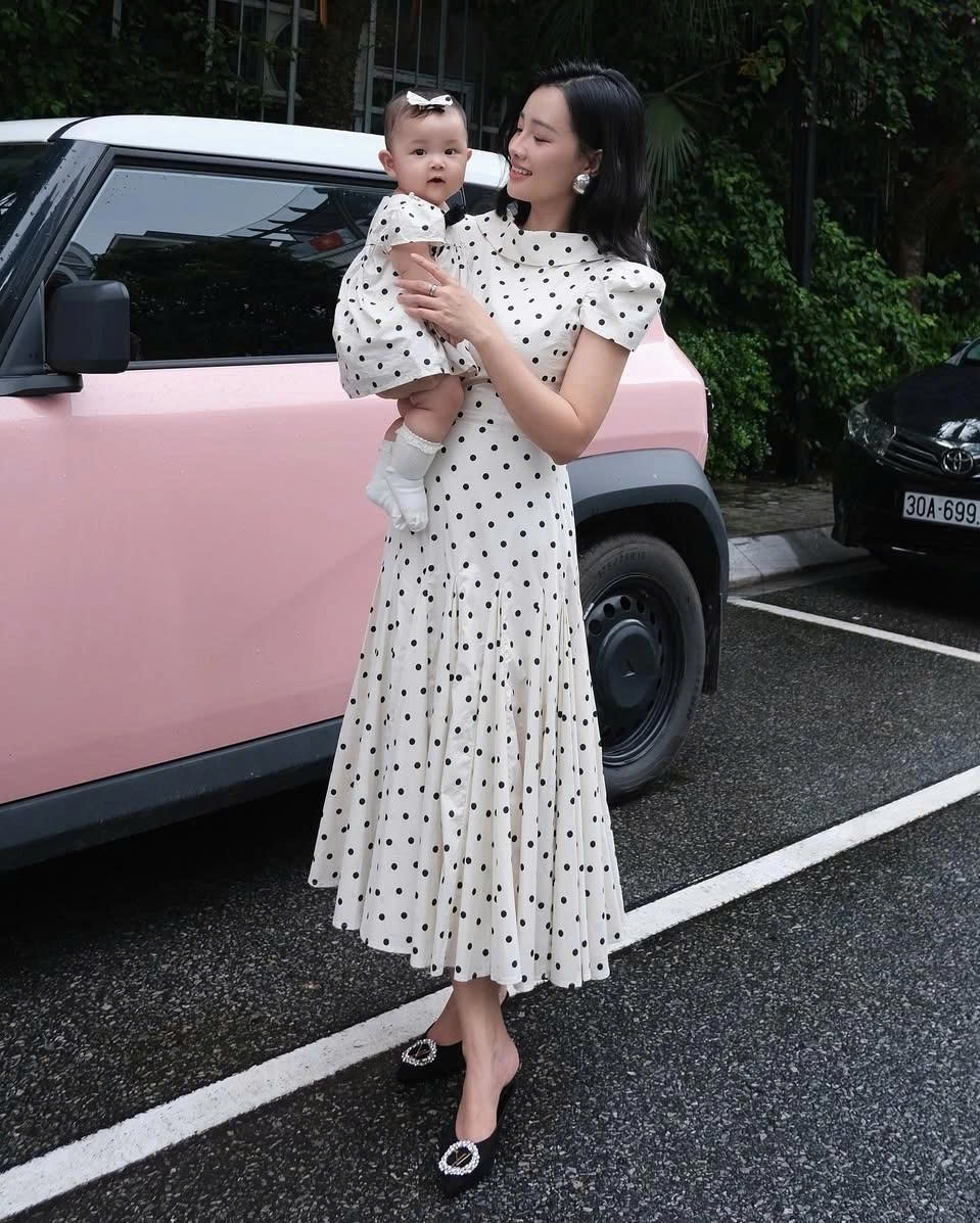 MC Quỳnh Chi diện đồ đôi cùng con gái xuống phố. Từ khi sinh con, cô có thêm cảm hứng để phát triển thêm dòng sản phẩm thời trang dành cho trẻ em.