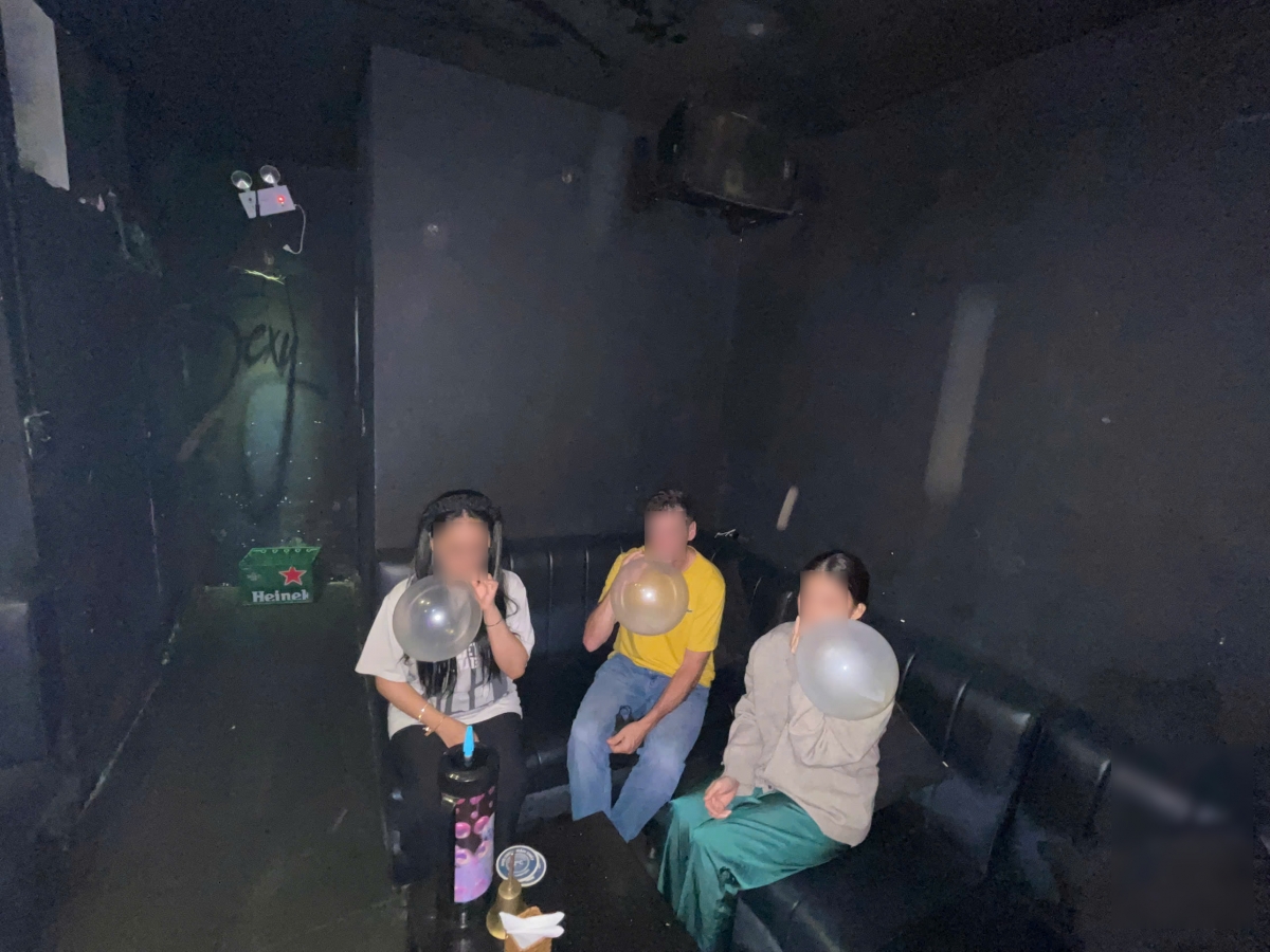 Công an bắt gặp một người đàn ông nước ngoài và hai cô gái sử dụng bóng cười.