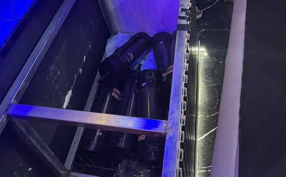 Phát hiện một lượng lớn bình khí gây cười tại nhà hàng.