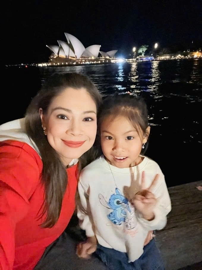Ca sĩ Thanh Thảo tận hưởng chuyến nghỉ dưỡng tại Sydney (Australia) cùng con gái và ông xã.