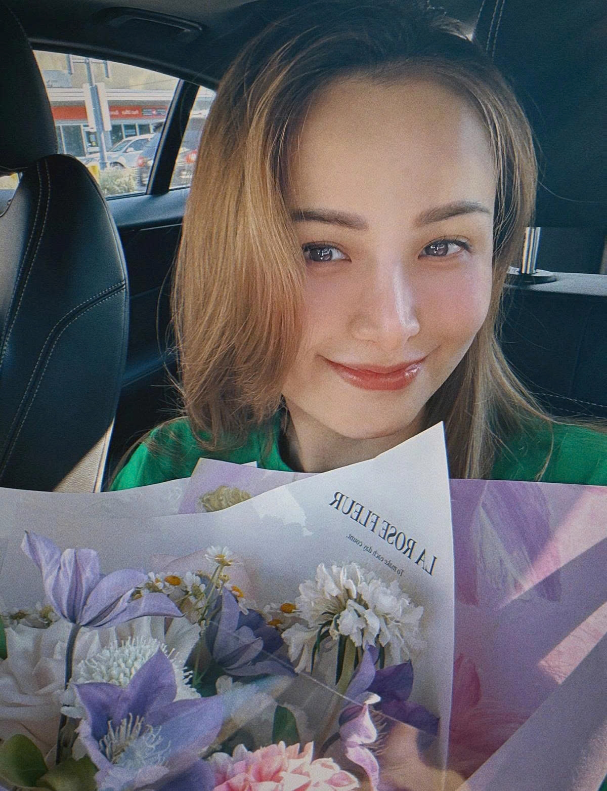 Hoa hậu Diễm Hương mừng tuổi 35 giản dị bên chồng Việt kiều ở Canada. “Năm ngoái chồng chuẩn bị nguyên một xe ô tô với hoa, bóng bay, đèn nến lung linh nhưng năm nay tôi dặn sinh nhật đề cao tiêu chí tiết kiệm. Dù vậy, anh vẫn gây ngạc nhiên cho tôi bằng một bó hoa vì biết tôi rất thích hoa”, người đẹp kể.