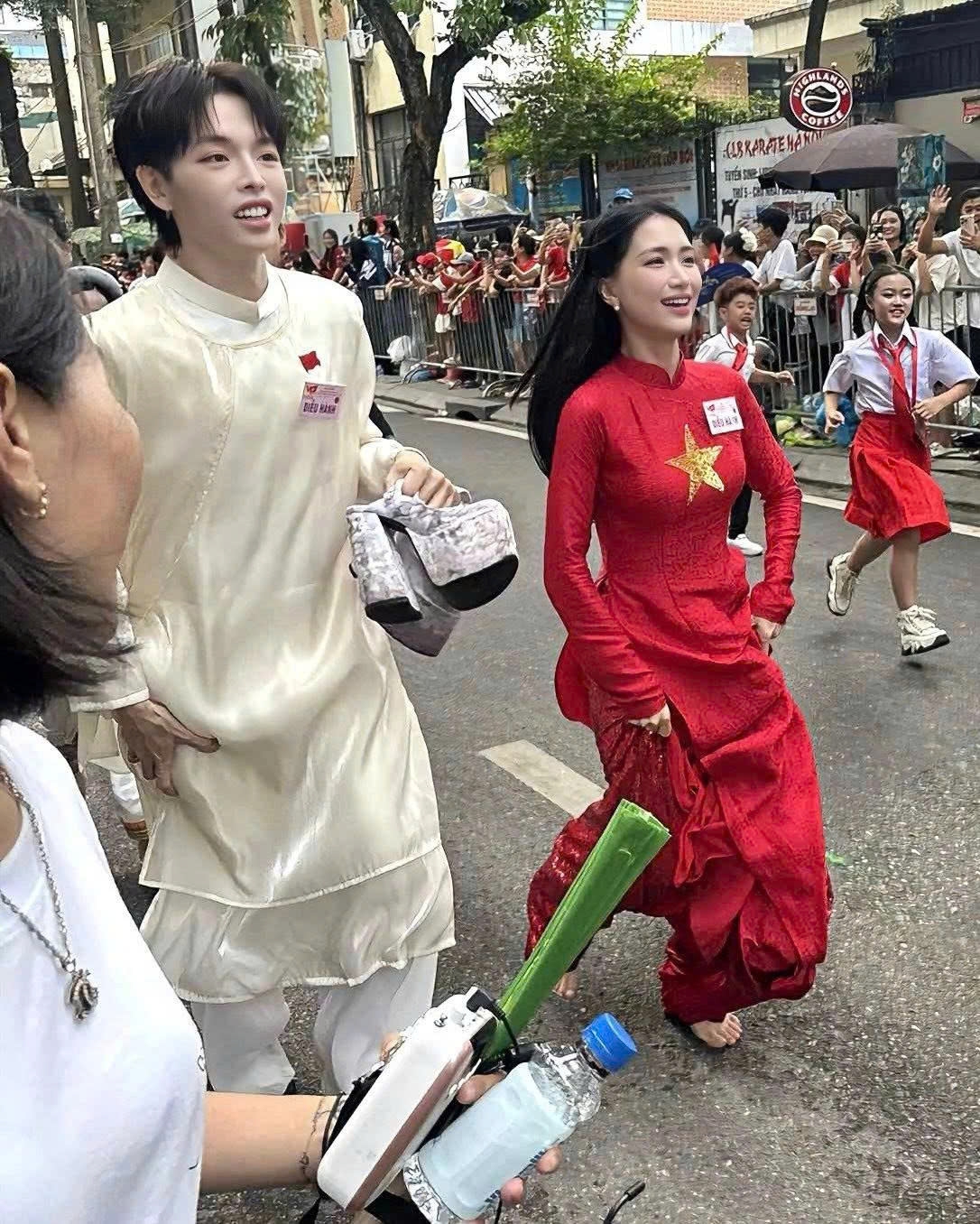 Khoảnh khắc Hòa Minzy bỏ giày cao gót chạy cùng dàn nghệ sĩ khối Văn hóa - Thể thao trong ngày tổng duyệt diễu hành thu hút chú ý của khán giả.