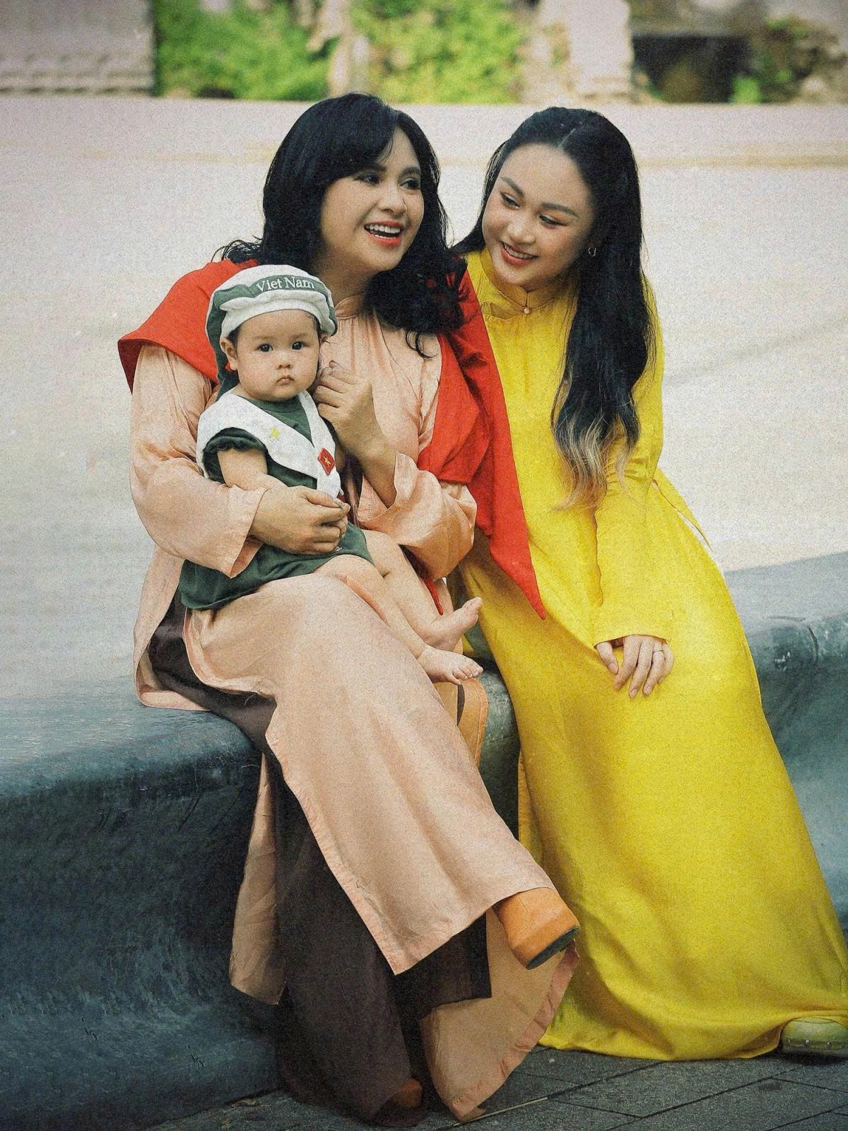 Diva Thanh Lam cùng con gái đưa cháu ngoại xuống phố tận hưởng không khí Quốc khánh 2/9 đầu tiên của bé.