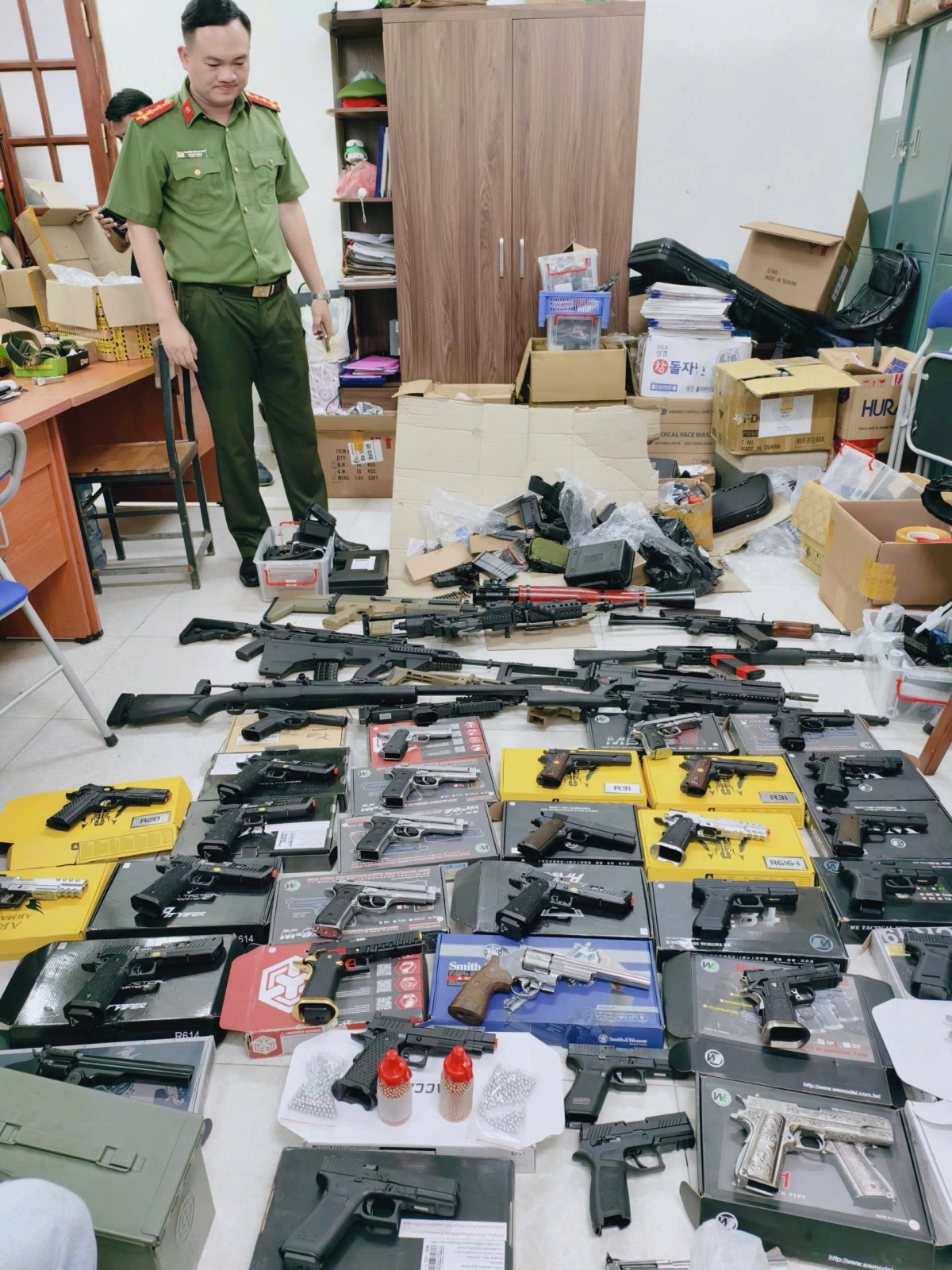 Cơ quan Công an thu giữ nhiều loại súng đồ chơi nguy hiểm