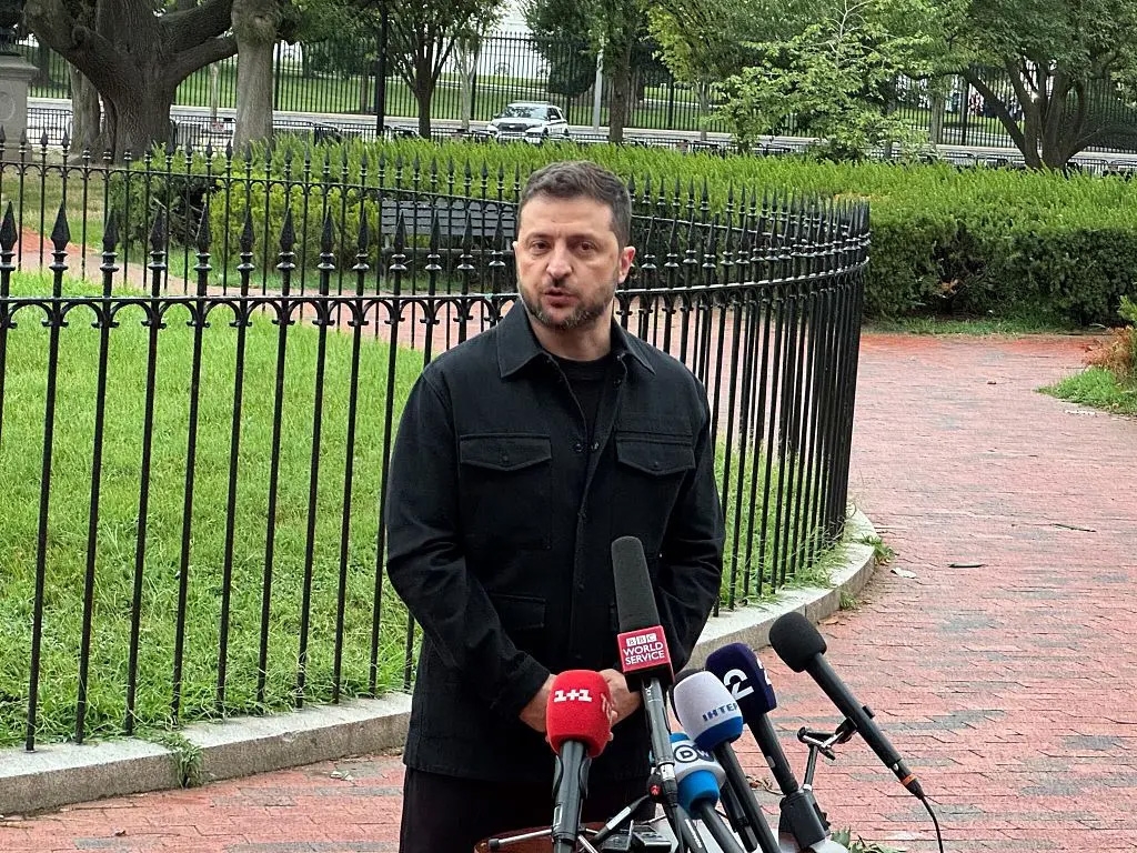 Tổng thống Ukraine Volodymyr Zelensky phát biểu với truyền thông sau cuộc họp với Tổng thống Mỹ Donald Trump và các nhà lãnh đạo châu Âu tại Nhà Trắng, ngày 18/8/2025. Ảnh: Picture Alliance/Getty