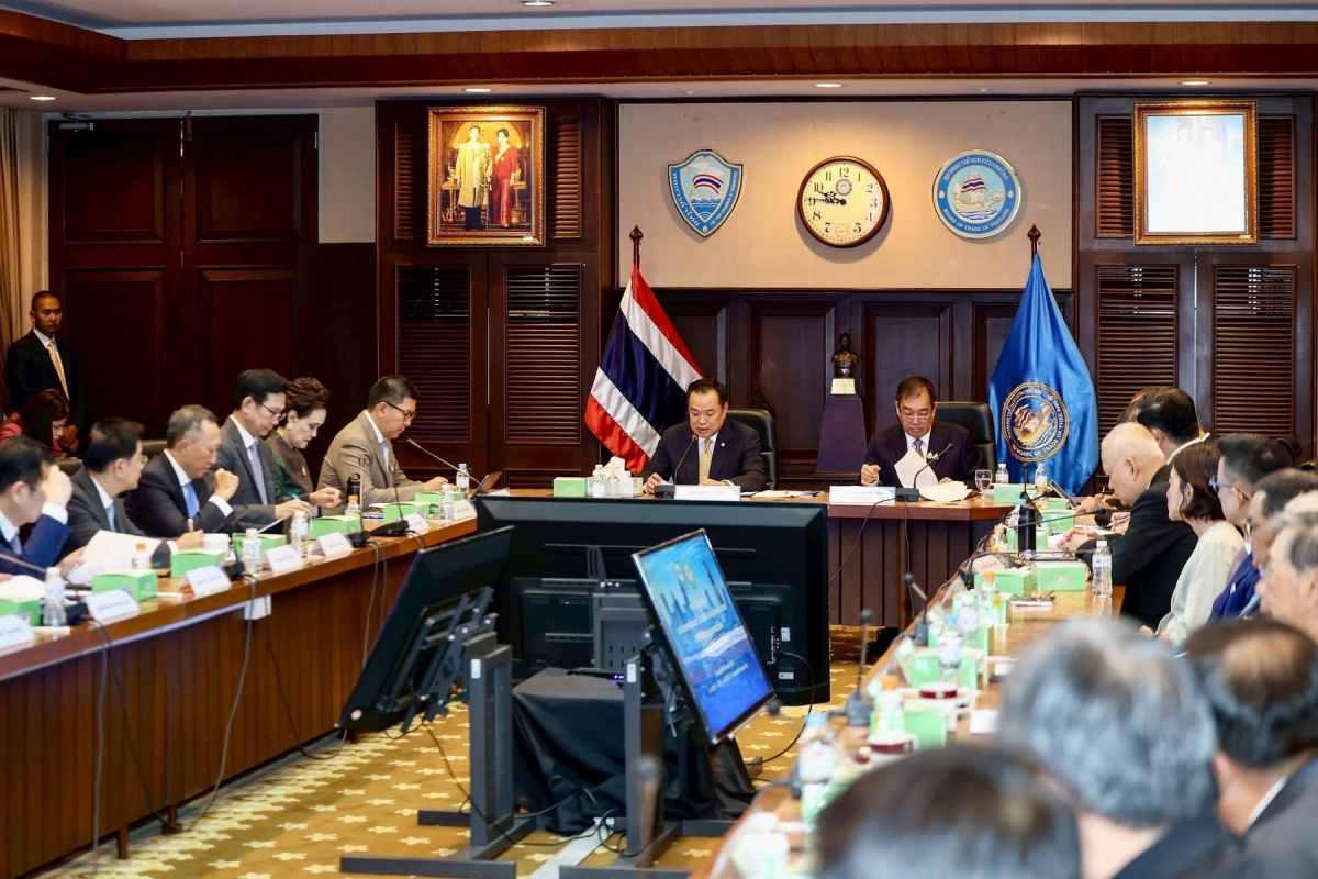 Thủ tướng Thái Lan Anutin Charnvirakul họp cùng các nhân sự chủ chốt. Ảnh: Cục Quan hệ Công chúng
