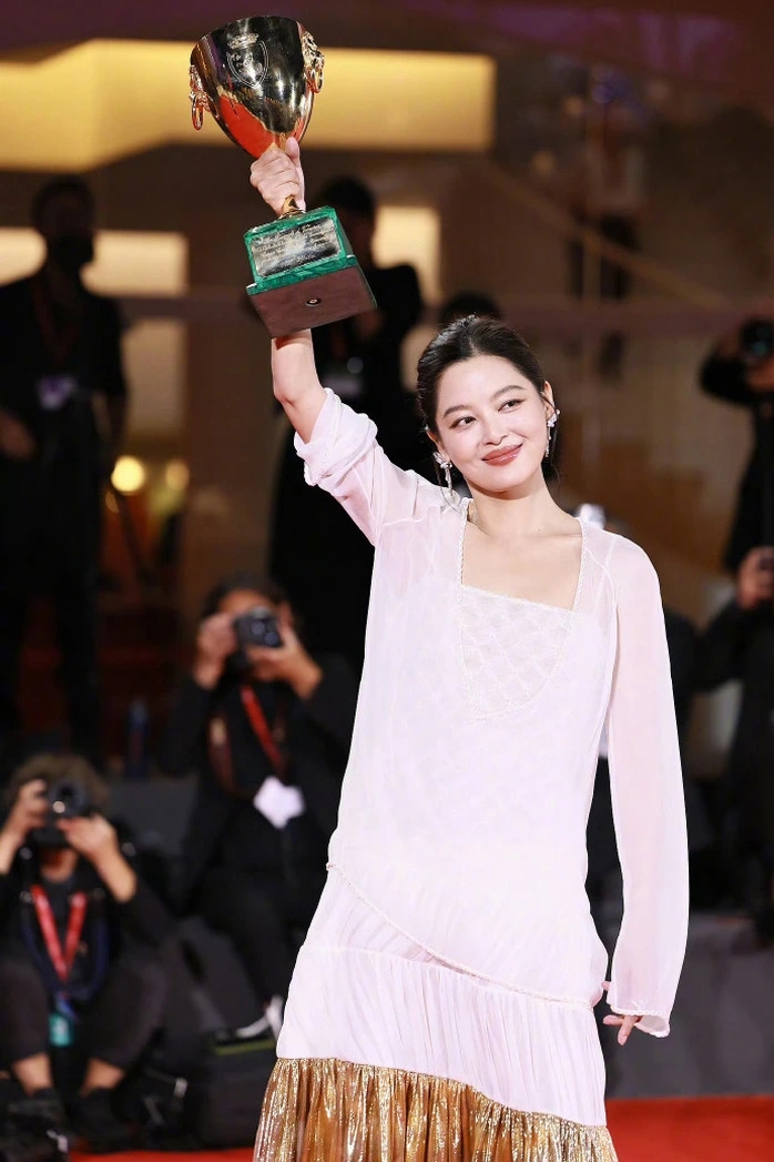 Tân Chỉ Lôi vừa làm nên lịch sử khi giành giải Nữ diễn viên chính xuất sắc nhất tại Liên hoan phim quốc tế Venice lần thứ 82. Ảnh: Weibo
