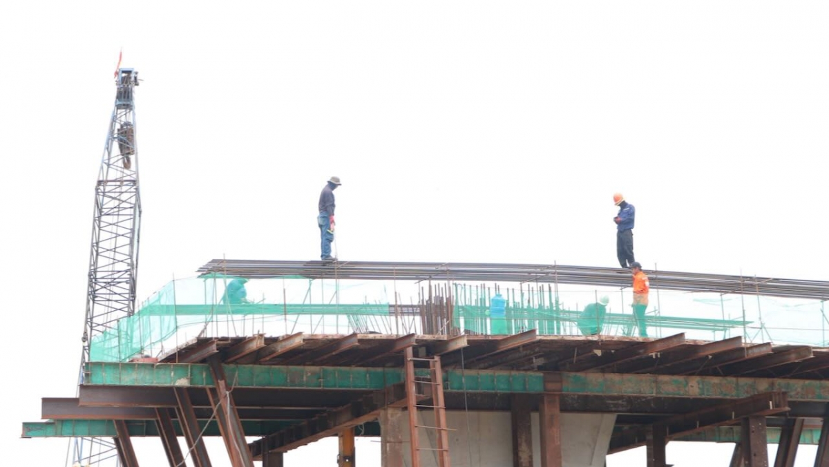 Không khí làm việc trên công trường rất khẩn trương