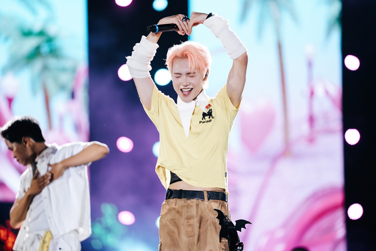 JSOL diện áo vàng với hình quốc kỳ Việt Nam in ở ngực trái