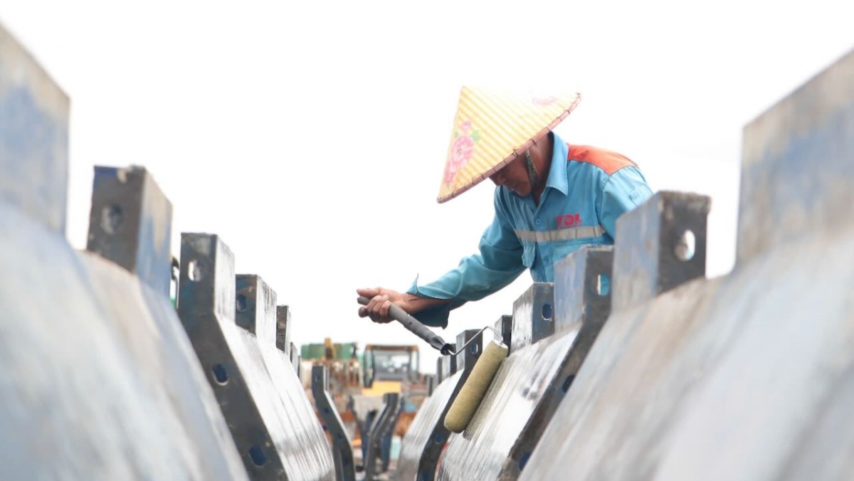 Các công nhân miệt mài làm việc dưới nắng nóng gay gắt