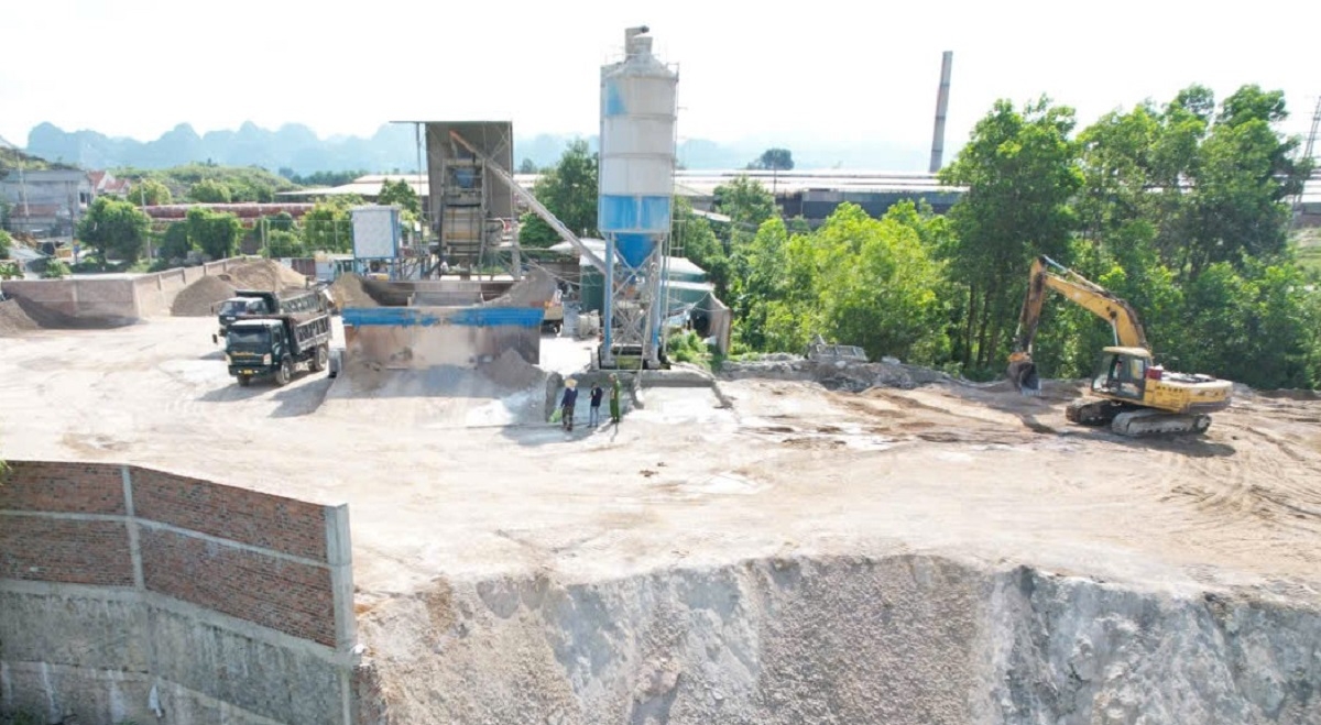 Khu vực đất lúa phía sau Trạm trộn bê tông Thanh Xuân bị đổ chất thải trái phép        Ảnh: Công an Ninh Bình