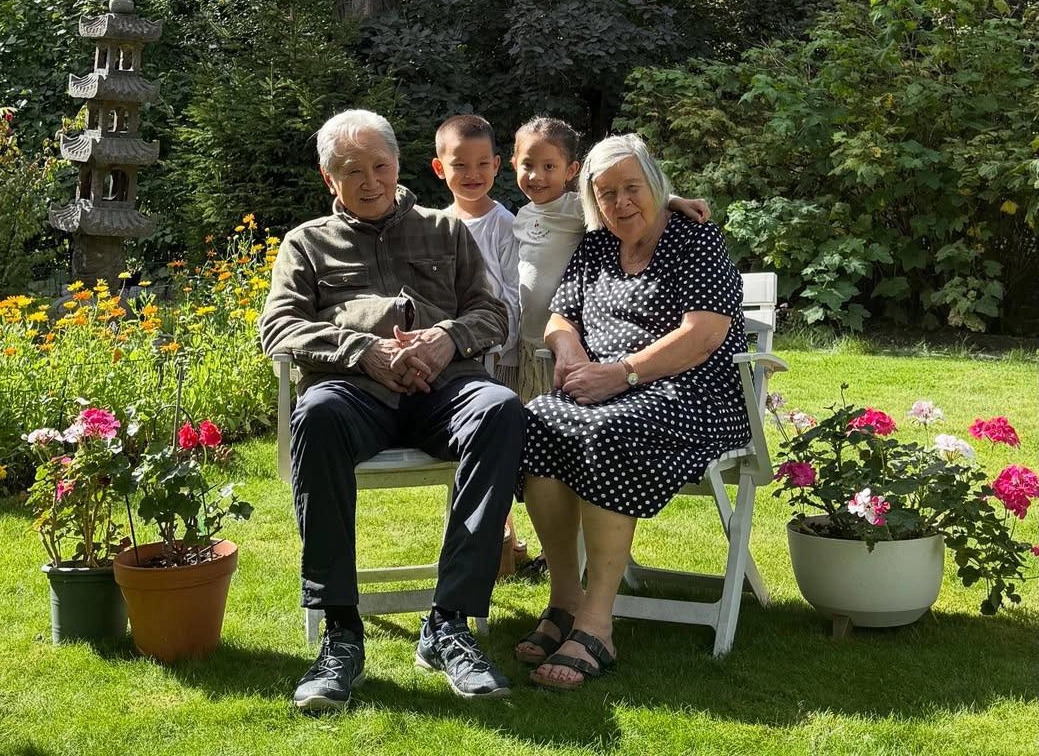 Sao Việt 8/9: Cặp song sinh Lisa - Leon của Hồ Ngọc Hà và Kim Lý chơi đùa, quấn quýt bên ông bà nội trong khu vườn thơ mộng ở Thụy Điển.