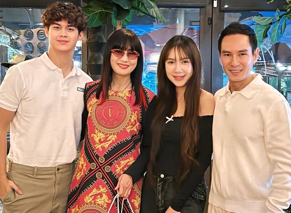 Lý Hải - Minh Hà có dịp gặp gỡ gia đình Hiền Mai, ca sĩ Quang Dũng, vợ chồng Thanh Thảo trong chuyến công tác ở Mỹ.