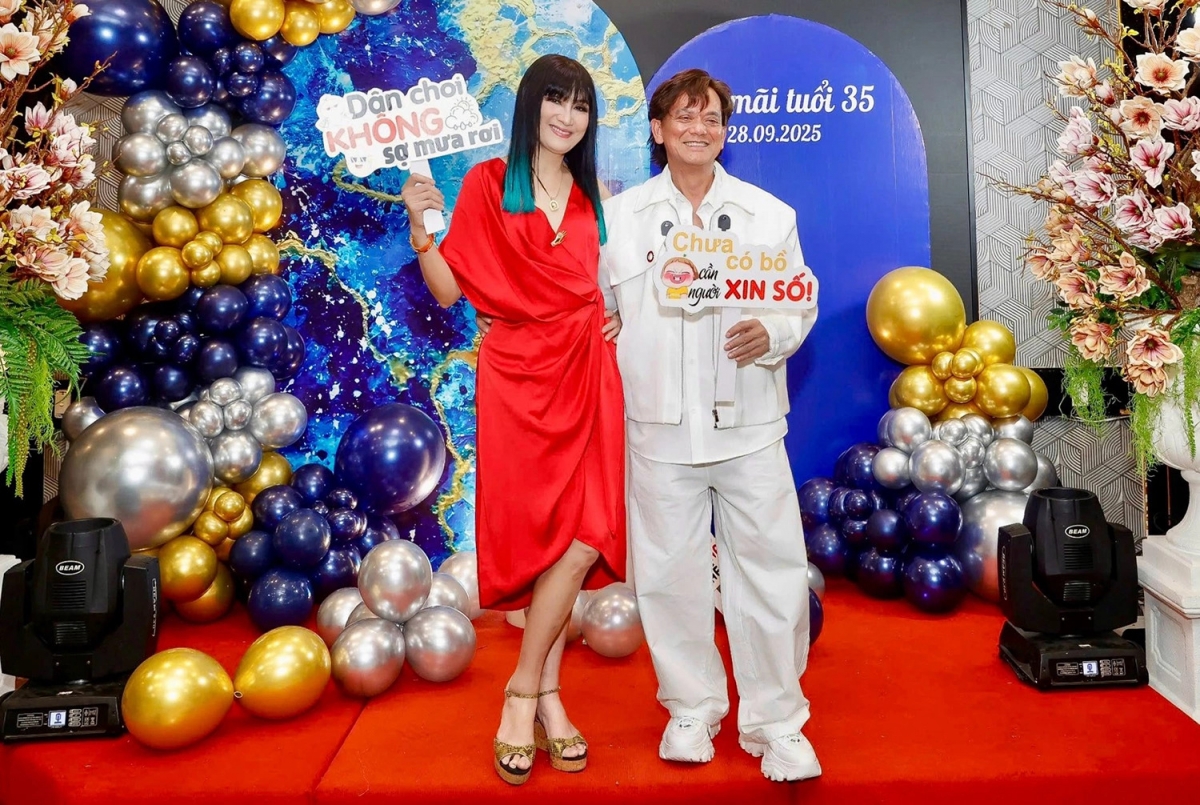 Diễn viên Hiền Mai tổ chức tiệc mừng sinh nhật ông xã đại gia, mời bạn bè nghệ sĩ thân thiết tới chung vui.