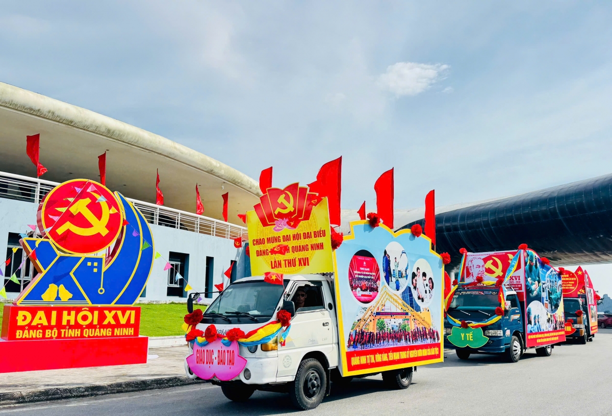 Đoàn xe diễu hành cổ động có 13 xe mô hình, được trang trí bằng các hình ảnh tiêu biểu nổi bật trên nhiều lĩnh vực của tỉnh Quảng Ninh