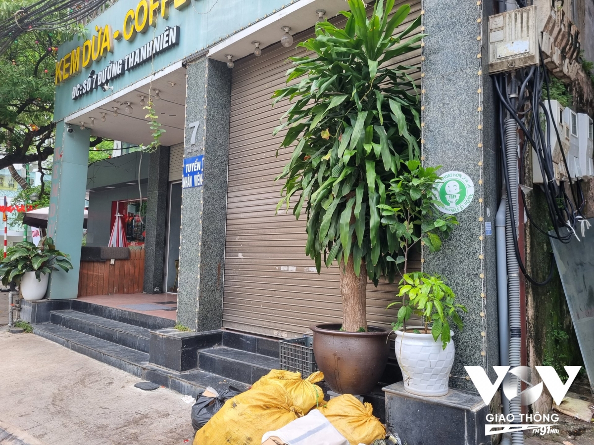 Hiện trên phố Trúc Bạch chỉ còn 5 cơ sở có logo nhận diện ''Free Restroom'', nhiều nơi giấy đã bong, rách (Ảnh - Minh Hiếu)