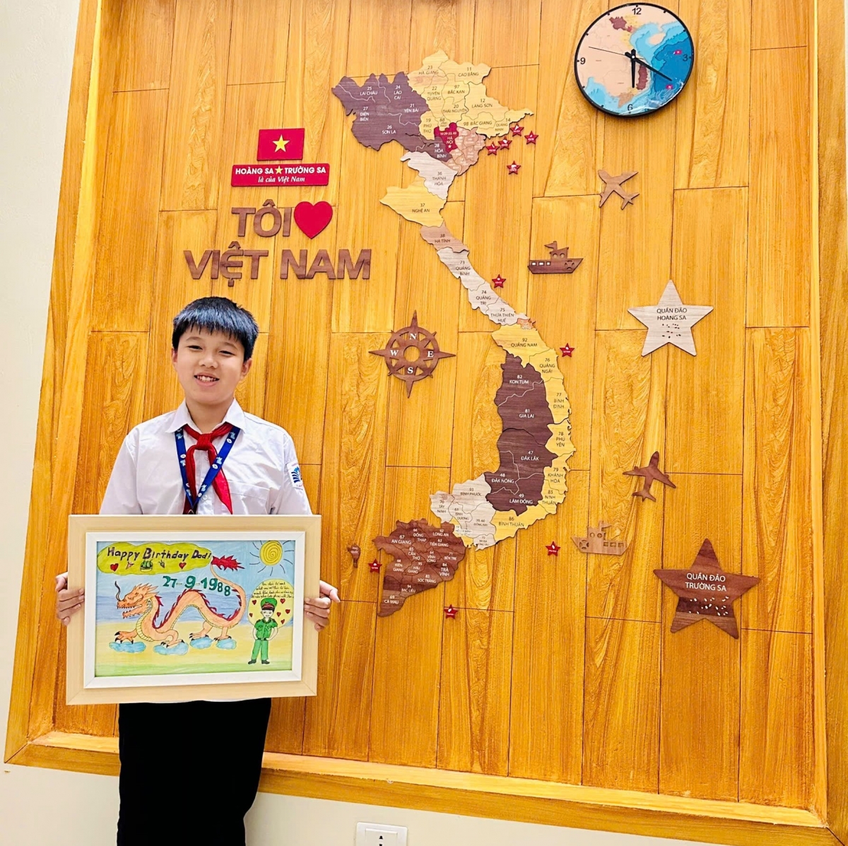 Con trai Đại uý Phạm Mạnh Toàn cùng bức tranh yêu thương tặng bố