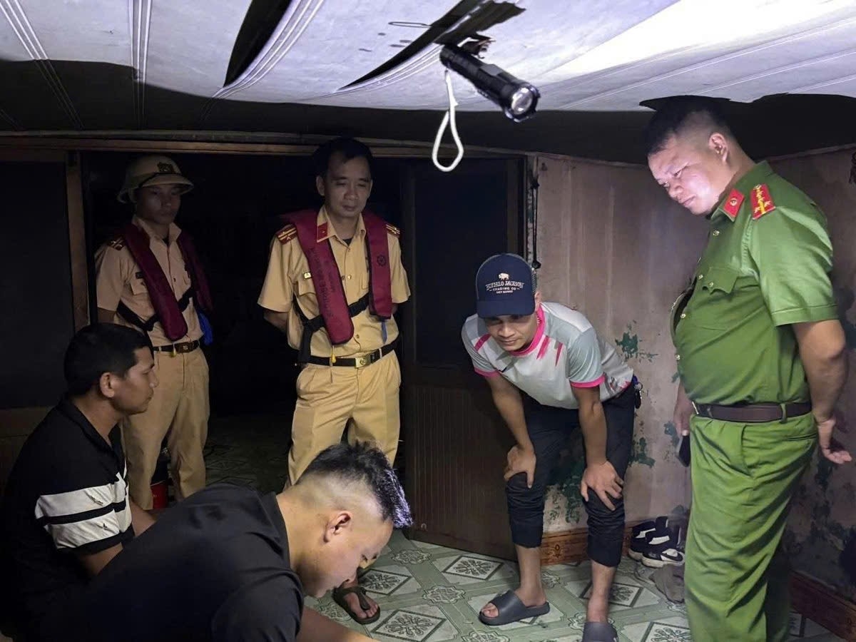 Cơ quan chức năng tiến hành lập biên bản phương tiện sai phạm