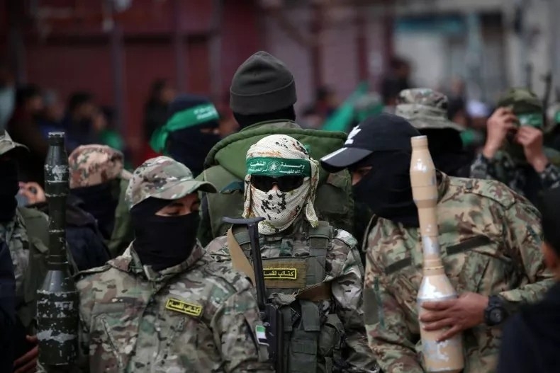 Các chiến binh Palestine từ cánh vũ trang của Hamas trong trại tị nạn Bureij ở trung tâm Dải Gaza vào ngày 7/2/2025. (Ảnh minh họa: Getty Images).