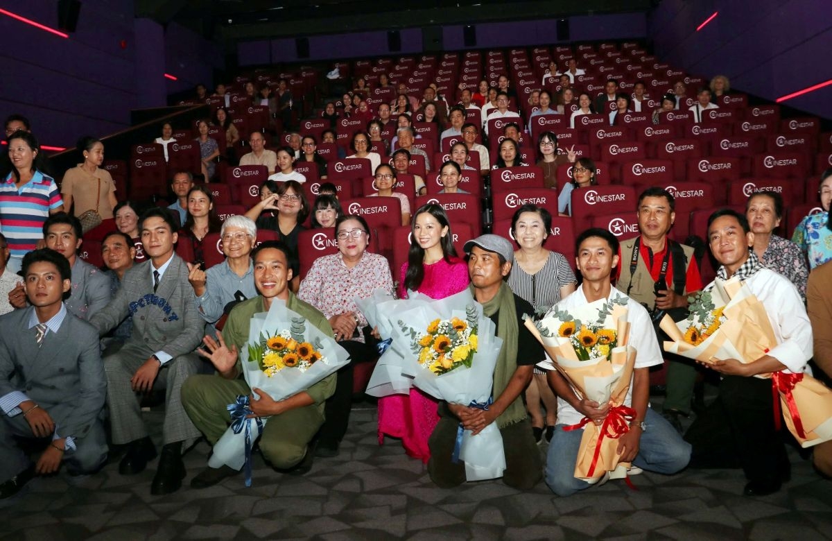 Đoàn phim chụp ảnh lưu niệm với khán giả