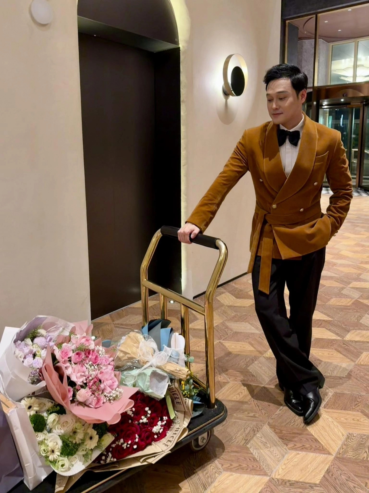 Ca sĩ Quang Vinh hạnh phúc sau "một đêm diễn đầy hoa và tình yêu thương".