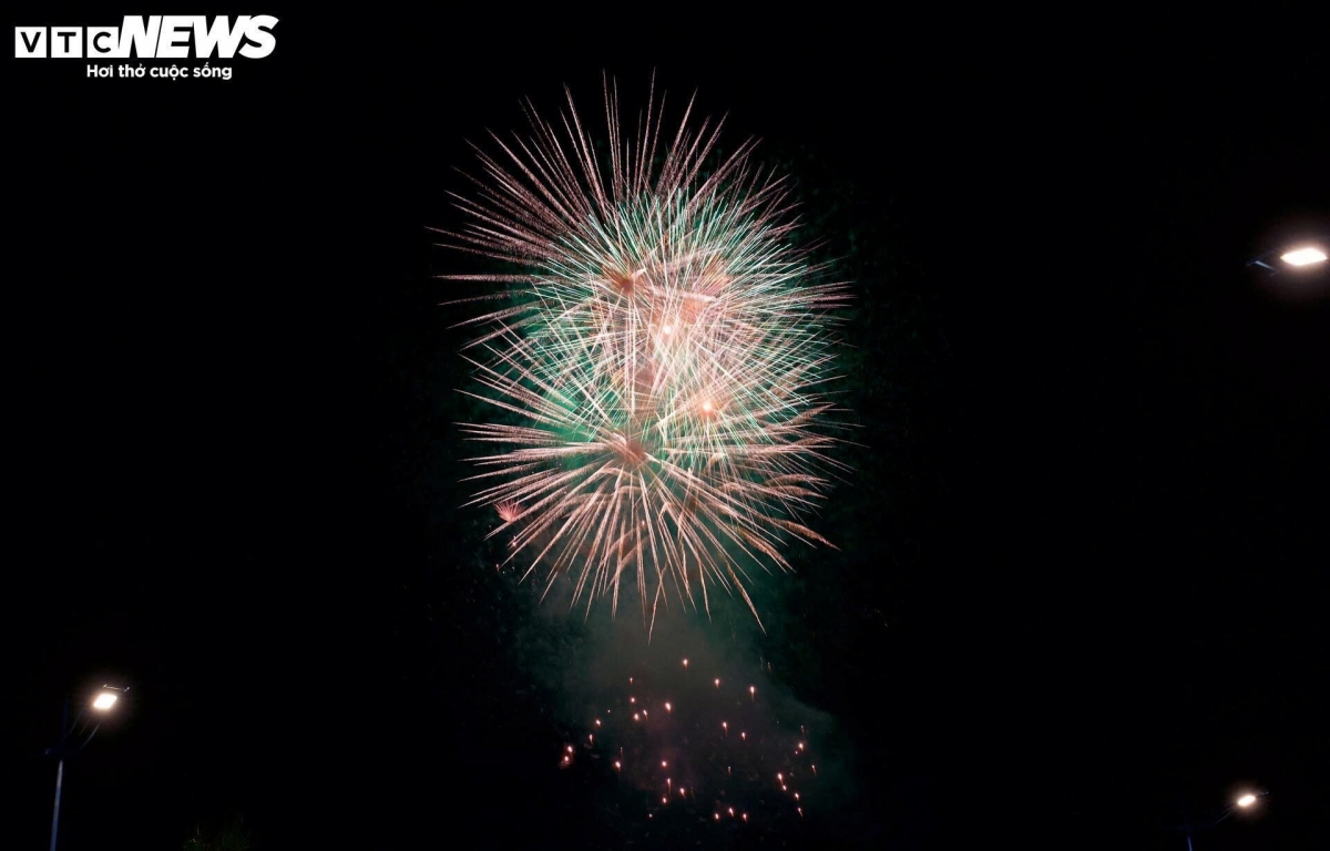 The fireworks light up the night sky, creating a sparkling and beautiful scene along the Ho Chi Minh City coastline.