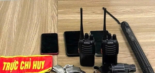 Súng và công cụ hỗ trợ các đối tượng sử dụng giả danh công an để đi cướp