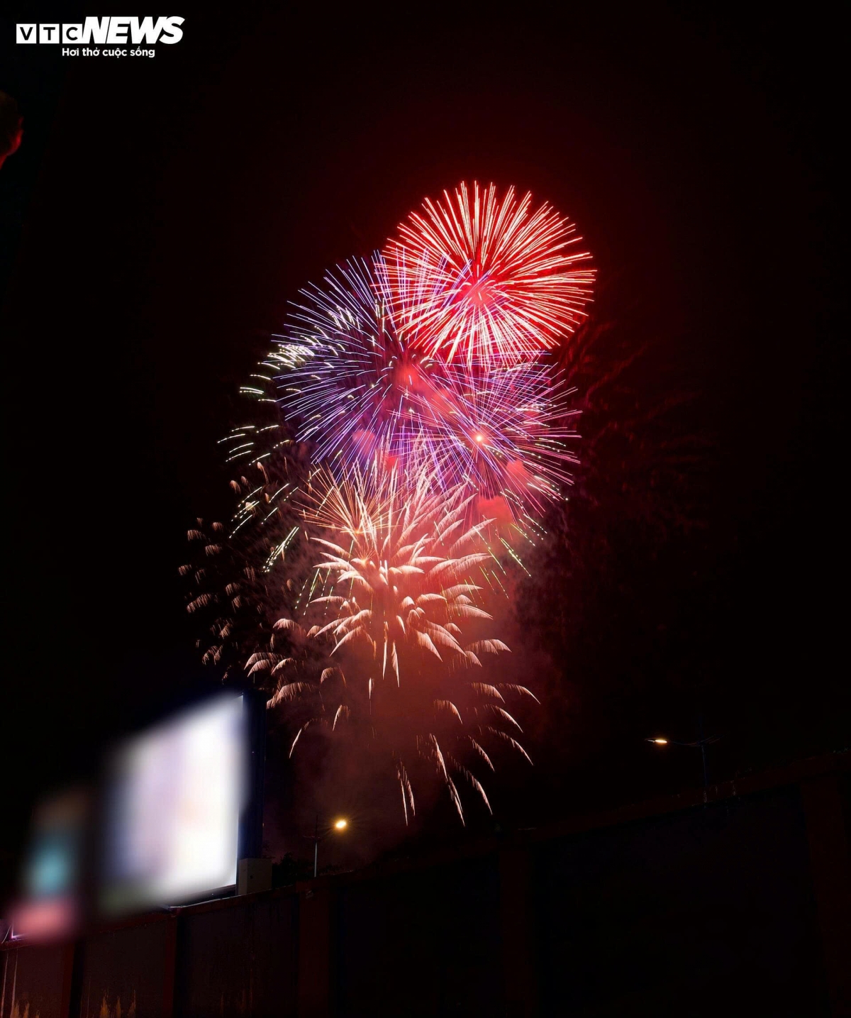 According to the organisers, this year Ho Chi Minh City has four fireworks sites, including three high-altitude locations at the Saigon River Tunnel entrance, the New Binh Duong City Centre, and Thuy Van Square.