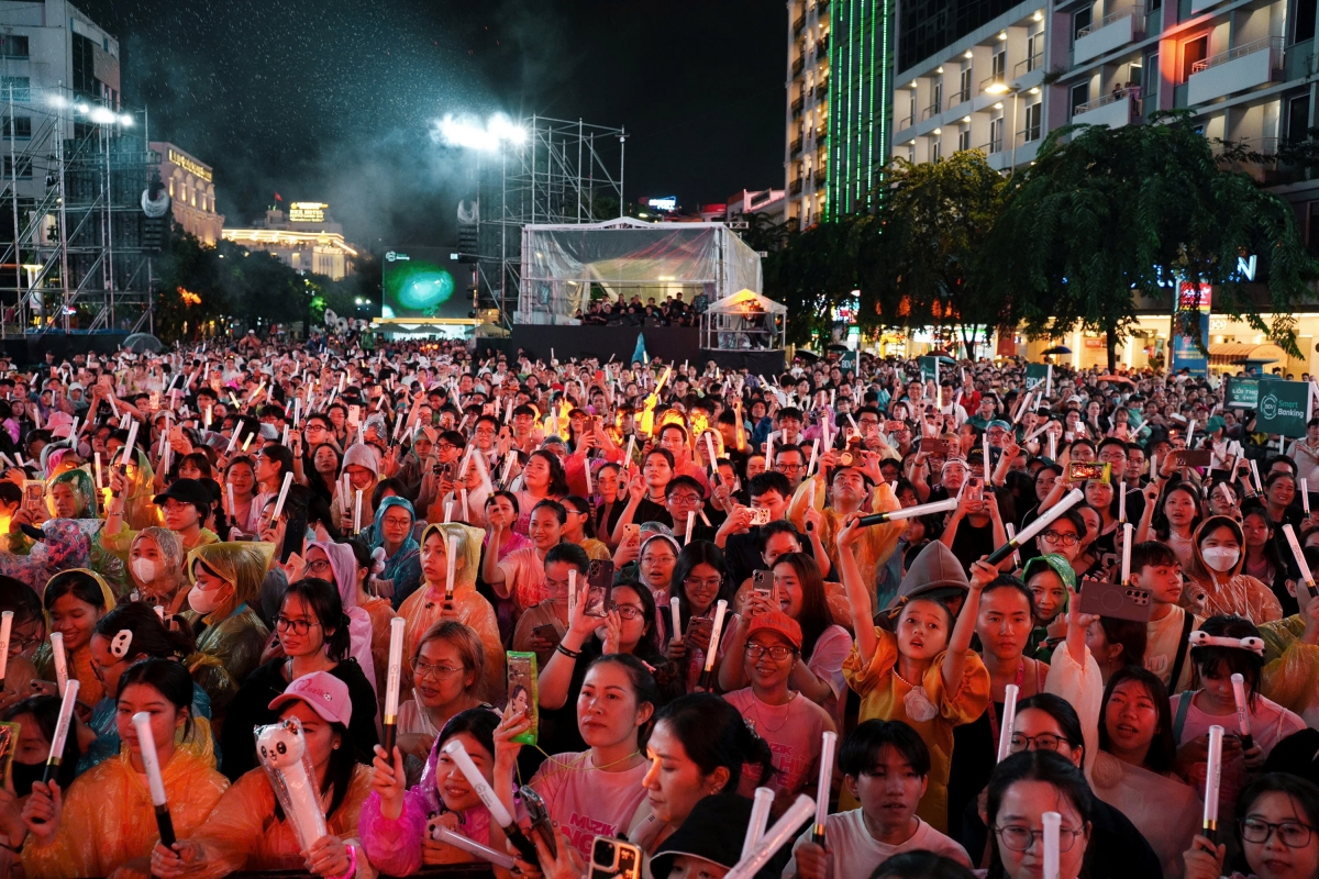 Hàng chục ngàn khán giả chìm đắm trong không gian âm nhạc - công nghệ BIDV Music Festival