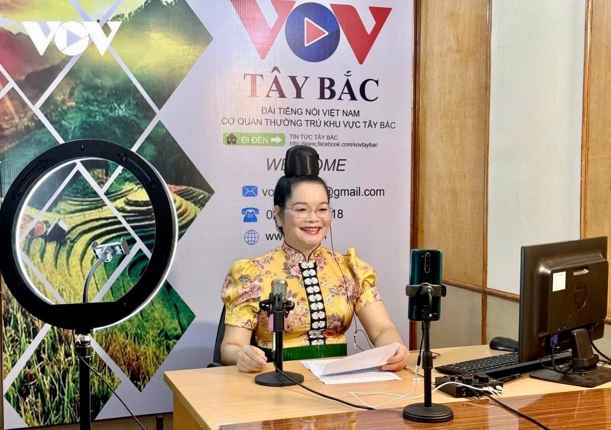 Các biên dịch - phát thanh viên của VOV Tây Bắc thực hiện livestream nhằm tăng tương tác với thính giả là đồng bào DTTS