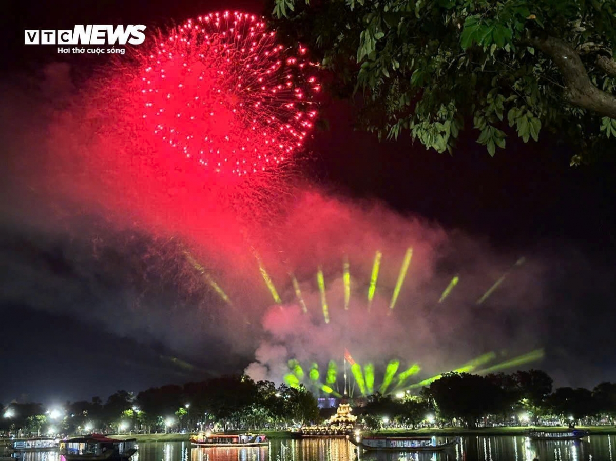 The high-altitude fireworks display in Hue leaves a strong impression on the local residents.