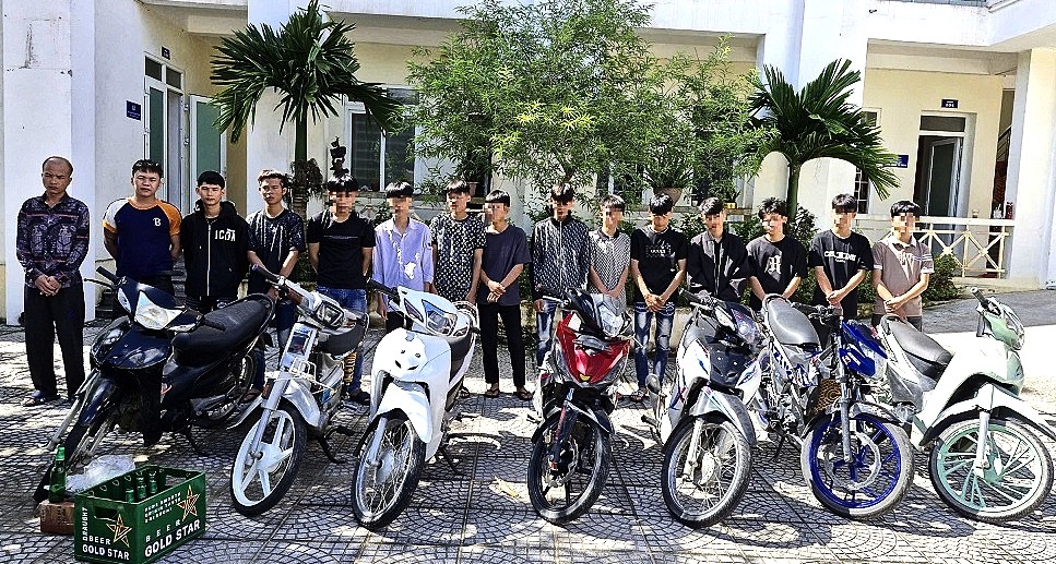 Nhóm đối tượng cùng số tang vật tại Cơ quan Công an. Ảnh: Phạm Thủy 