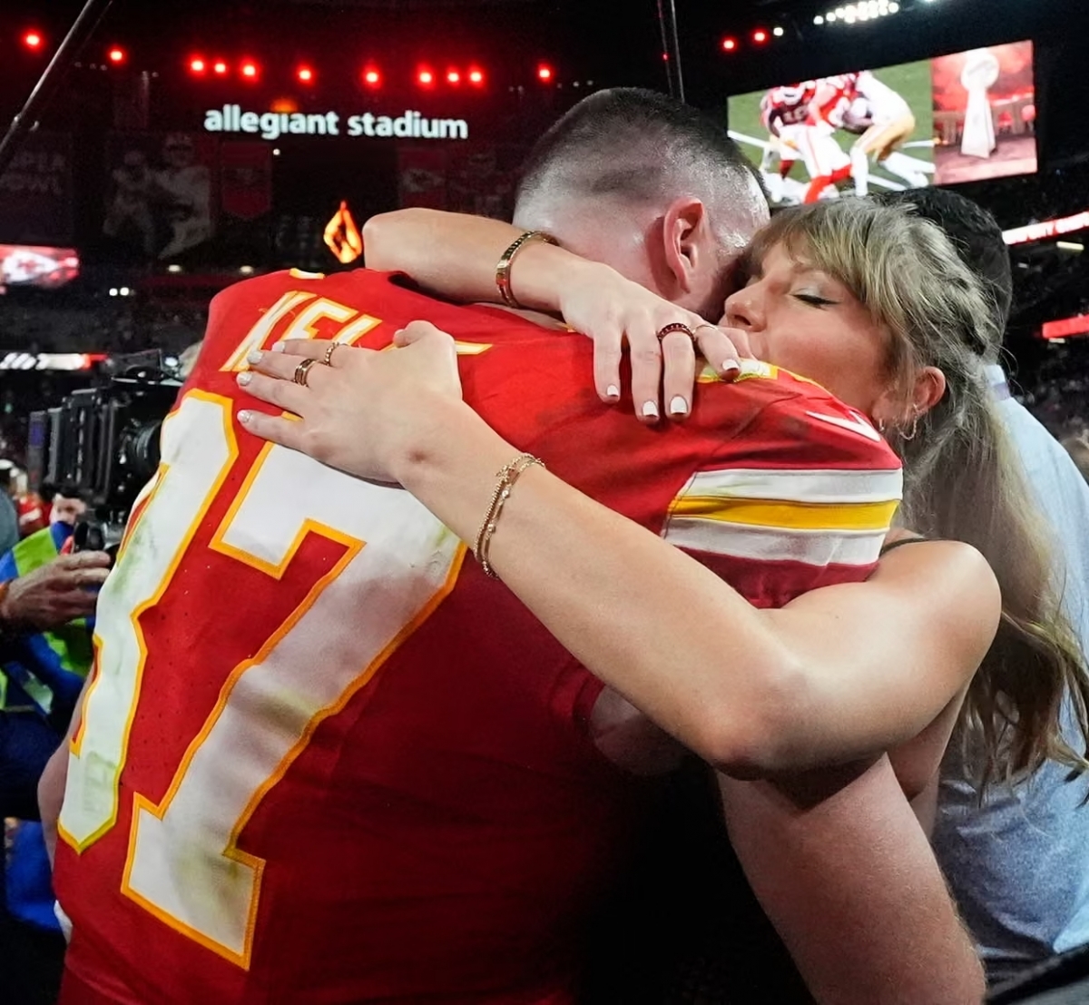 Kelce nói đùa Swift là "bùa may mắn" của anh trên sân cỏ.