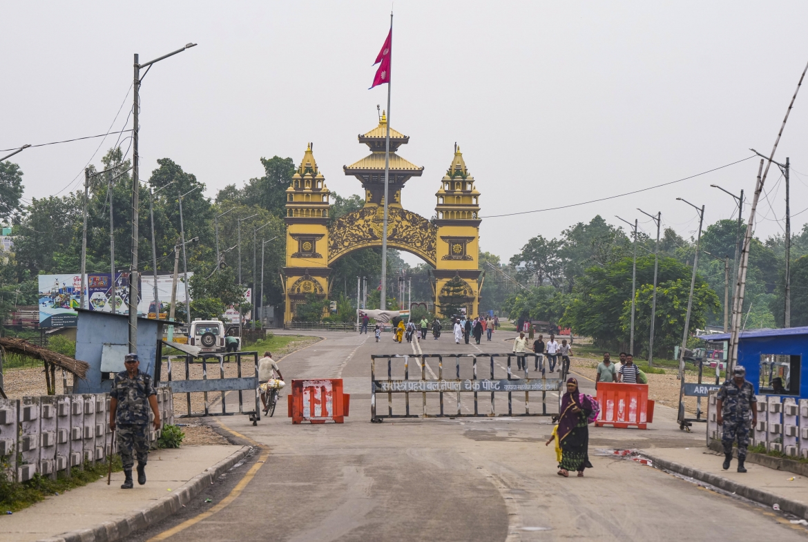 Lực lượng chức năng tiến hành kiểm soát người qua lại tại bang Bihar, giáp biên giới Nepal. Ảnh: PTI