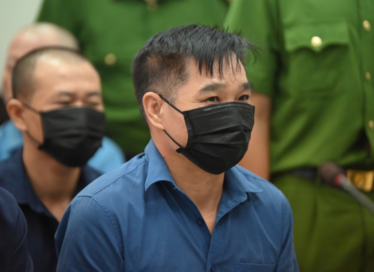 Bị cáo Phạm Đức Bình (tức trùm giang hồ Bình “Kiểm”) được áp giải đến phòng xử án (Ảnh: T.H)