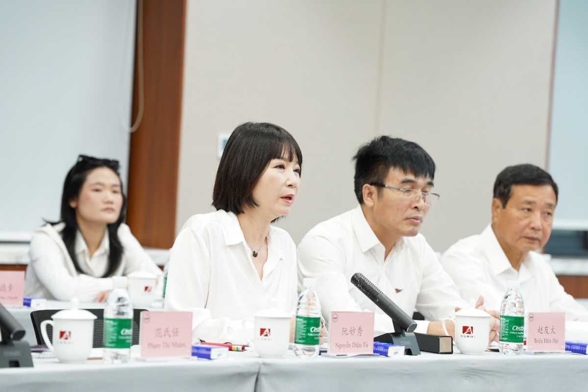 Bà Nguyễn Diệu Tú – PCT Công ty Cổ phần Phát triển BĐS Văn Phú cùng lãnh đạo Viện quy hoạch xây dựng Hà Nội và các chuyên gia cao cấp thủy lợi làm việc với Viện thiết kế đô thị Trùng Khánh tại Trung Quốc vào tháng 8/2025