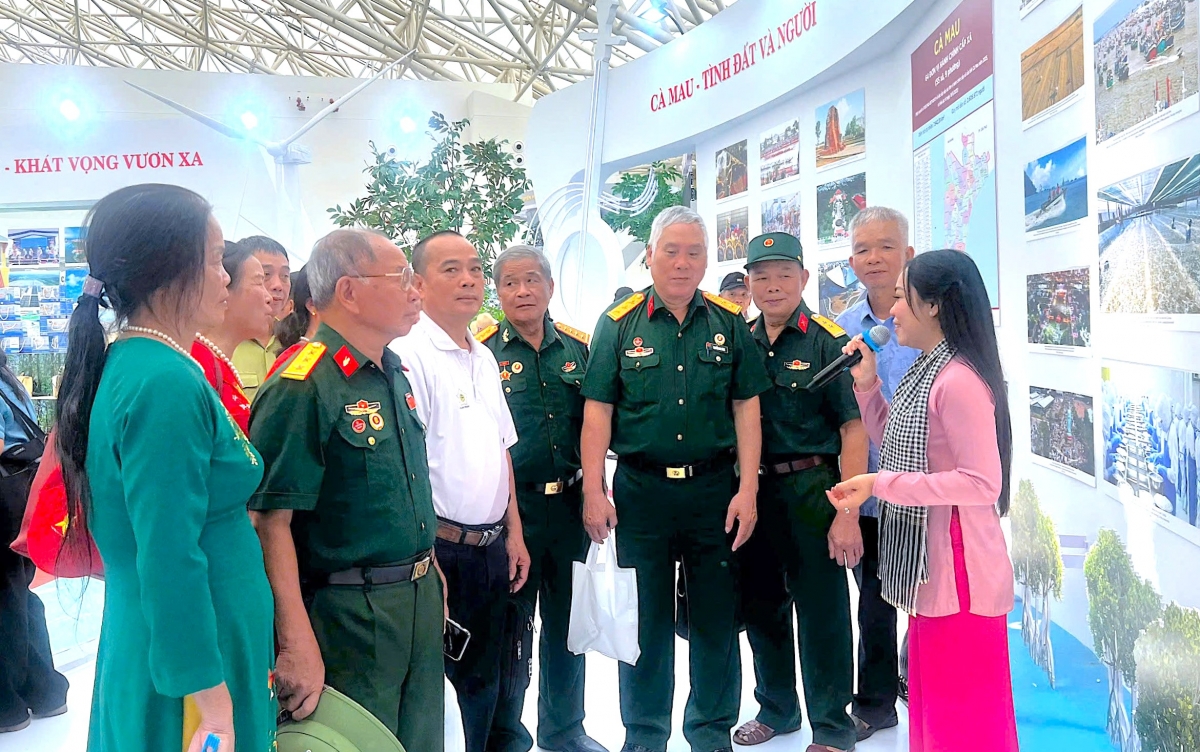 Gian hàng của tỉnh Cà Mau thu hút nhiều người đến tham quan.