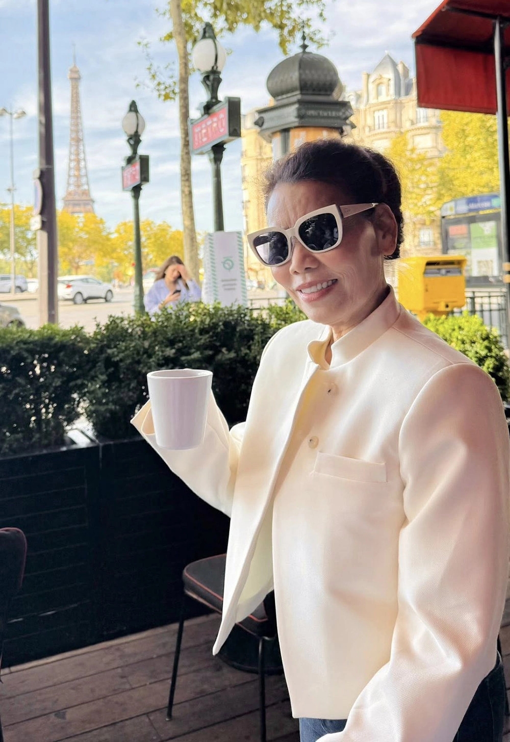 Bà Ngọc Hương - mẹ ca sĩ Hồ Ngọc Hà - nhận nhiều lời khen khi mặc trẻ trung, năng động, khoe sắc vóc U70 trên đường phố Paris, Pháp.