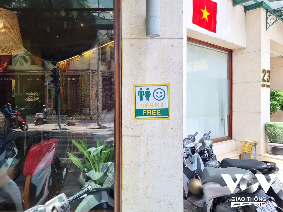 Trên một số tuyến phố như Hàng Than, Hàng Bún, Nguyễn Trung Trực,… du khách phải căng mắt mới nhìn thấy vài ba cửa hàng có logo nhà vệ sinh miễn phí (Ảnh - Minh Hiếu)