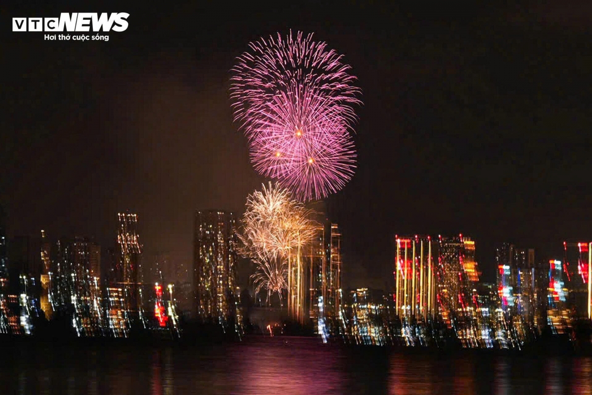 At exactly 9:00 PM, by the West Lake area, as the countdown echoes, the first series of fireworks burst into the night sky.