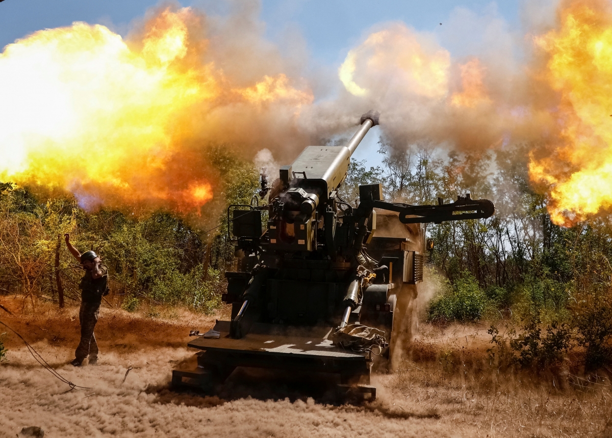Binh lính Ukraine khai hỏa lựu pháo tự hành về phía quân đội Nga ở khu vực Zaporizhzhia. Ảnh: Reuters