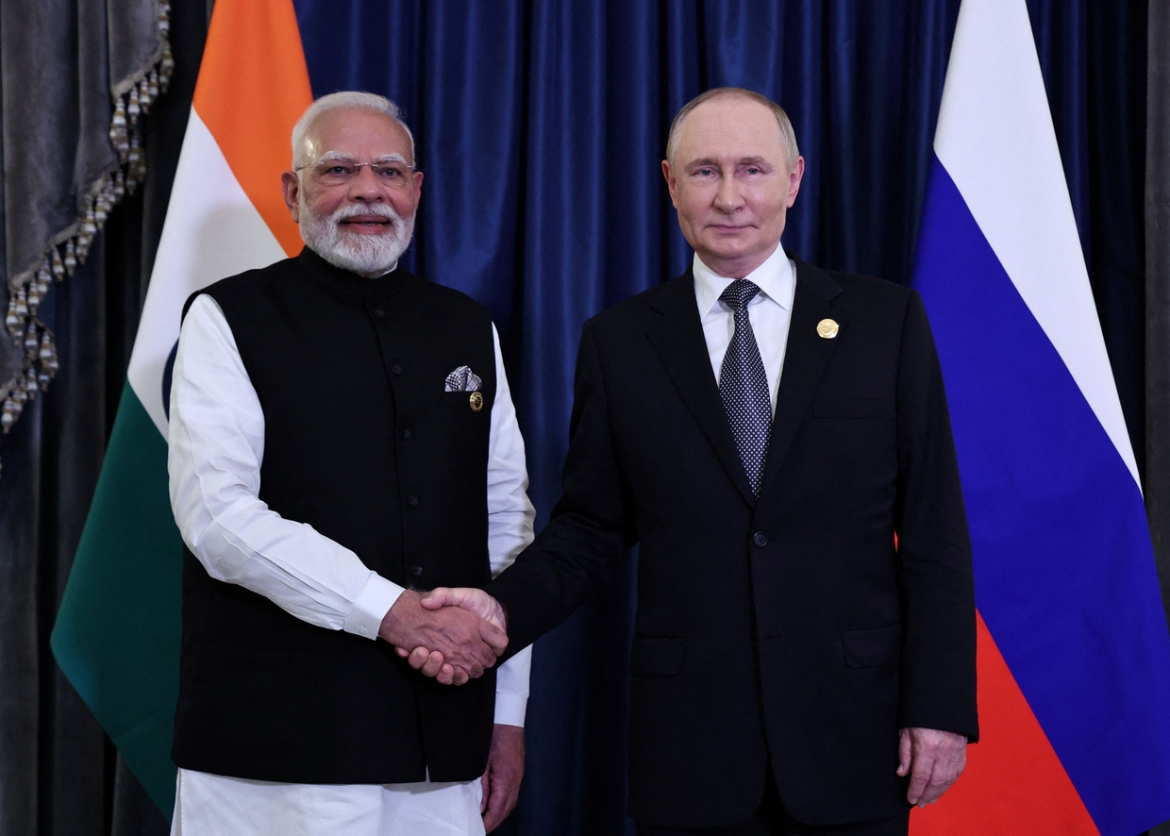Tổng thống Nga Vladimir Putin và Thủ tướng Ấn Độ Narendra Modi trong cuộc gặp bên lề hội nghị thượng đỉnh Tổ chức Hợp tác Thượng Hải (SCO) tại Trung Quốc. Ảnh: Reuters