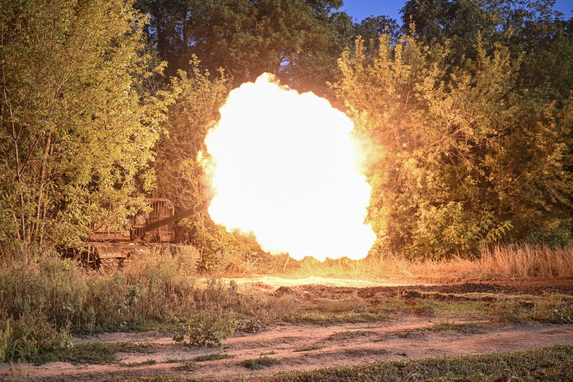 Xe tăng Ukraine khai hỏa về phía Nga trên tiền tuyến gần khu vực Donetsk. Ảnh: Reuters