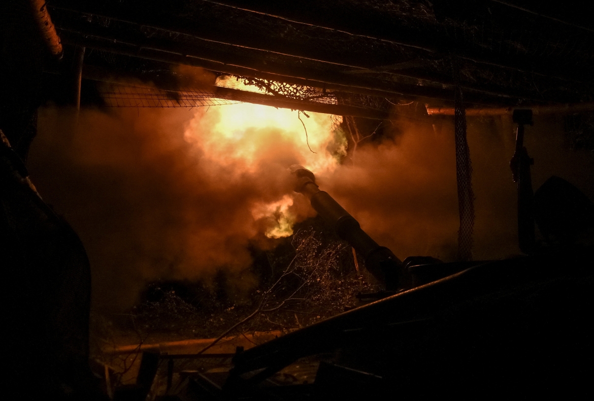 Binh lính Ukraine khai hỏa lựu pháo tự hành về phía quân đội Nga trên tiền tuyến. Ảnh: Reuters