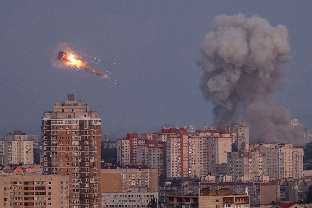 Ukraine bắn hạ một tên lửa của Nga trong một cuộc tấn công bằng tên lửa của Moscow. Ảnh: Reuters