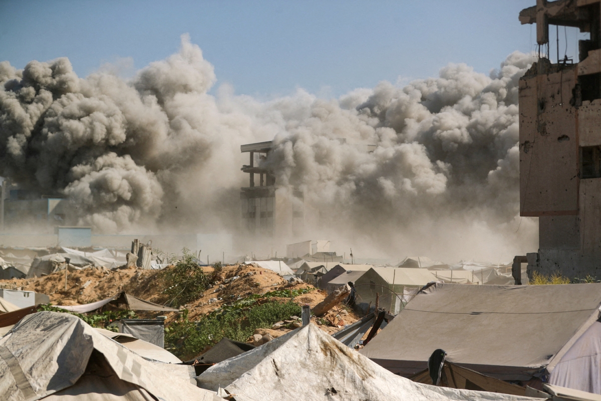 Khói bốc lên khi một tòa nhà dân cư sụp đổ sau cuộc không kích của Israel. Ảnh: Reuters